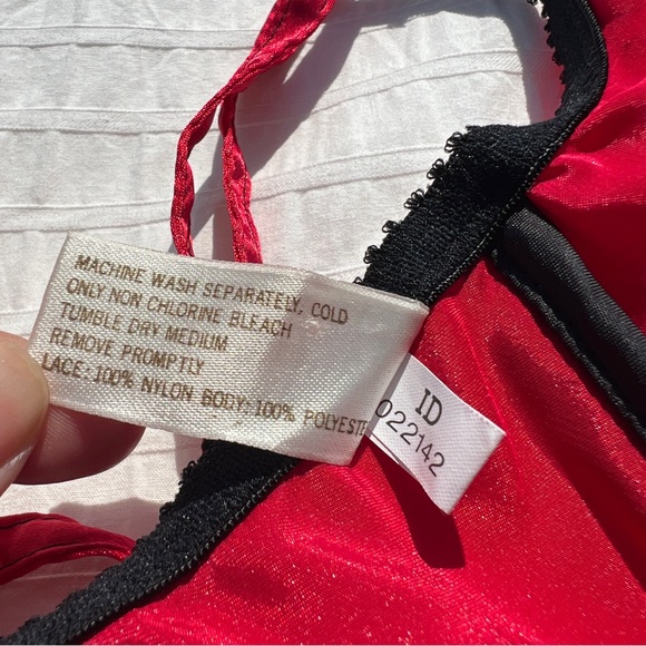 VTG Victoria's Secret Gold Label Red Satin and Black Lace Bra, 36D - Picture 9 of 10